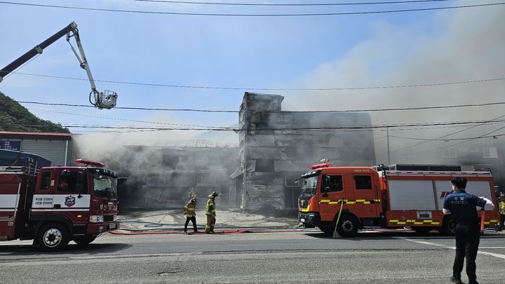 [양산=뉴시스] 양산시 동면 여락리 소재 한 유통공장에서 화재가 발생해 119 소방당국이 진압하고 있다. (사진=양산시 제공) 2025.06.07. photo@newsis.com *재판매 및 DB 금지