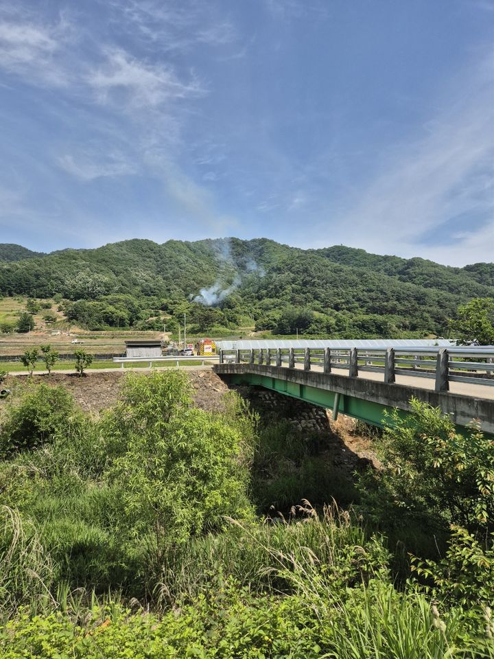 [홍성=뉴시스] 7일 낮 12시40분께 충남 홍성군 홍북읍 상하리 381의11 일원에서 산불이 나 하양색 연기가 피어 오르고 있다. (사진=홍성소방서 제공) 2025.06.07. photo@newsis.com *재판매 및 DB 금지