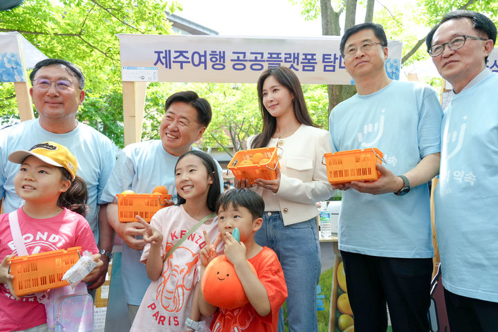 [제주=뉴시스] 오영훈(뒷줄 왼쪽 두 번째) 제주지사와 걸그룹 소녀시대 멤버인 권유리(뒷줄 왼쪽 세 번째)씨가 7일 경기도 여주 프리미엄아울렛에서 열린 '제주의 선물 in 제주' 행사에서 기념 촬영을 하고 있다. (사진=제주도 제공) 2025.06.07. photo@newsis.com *재판매 및 DB 금지