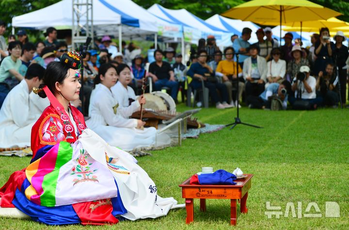[증평=뉴시스] 서주영 기자 = 7일 충북 증평군 증평민속체험박물관에 열린 '2025 증평들노래축제'에서 전통 혼례가 재현되고 있다. 2025.06.07. juyeong@newsis.com 
