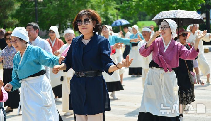 [증평=뉴시스] 서주영 기자 = 7일 충북 증평군 증평민속체험박물관에 열린 '2025 증평들노래축제'에서 시민과 행사 관계자들이 음악에 맞춰 춤을 추고 있다. 2025.06.07. juyeong@newsis.com 