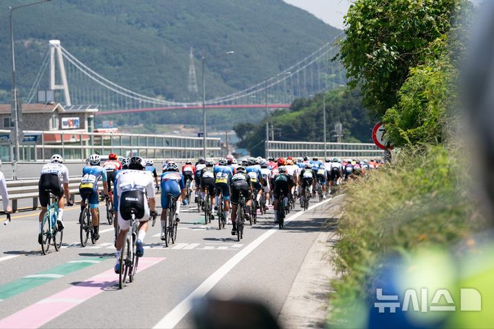 [남해=뉴시스]경남도 주최 국제도로사이틀대회 '투르 드 경남 2025'에 참가한 선수들이 7일 4일차 남해 구간 123㎞를 질주하고 있다.(사진=경남도 제공) 2025.06.07. photo@newsis.com