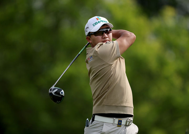 [서울=뉴시스] 김홍택이 6일 부산 아시아드 컨트리클럽(파71)에서 열린 한국프로골프(KPGA) 투어 백송홀딩스-아시아드CC 부산오픈 2라운드 경기를 펼치고 있다. (사진=KPGA 제공) 2025.06.06. *재판매 및 DB 금지