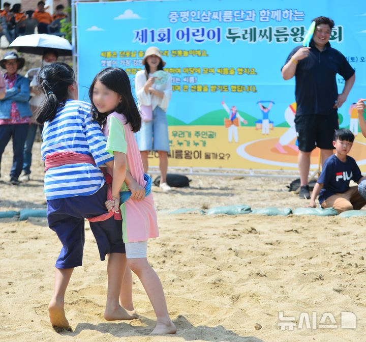 [증평=뉴시스] 서주영 기자 = 7일 충북 증평군 증평민속체험박물관에 열린 '2025 증평들노래축제'에서 어린이 두레씨름왕 대회가 열리고 있다. 2025.06.07. juyeong@newsis.com 