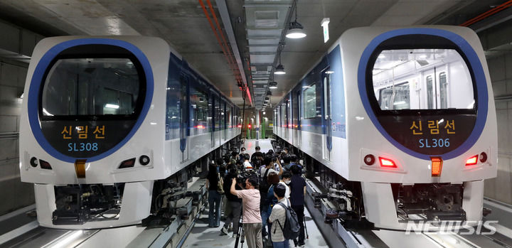 [서울=뉴시스] 추상철 기자 = 여의도 샛강역에서 서울대 정문을 연결하는 '신림선 도시철도' 개통을 나흘 앞둔 지난 5월24일 오후 서울 동작구 신림선 도시철도 지하 차량기지에서 철도 차량 공개 행사가 열렸다. 2022.05.24. scchoo@newsis.com *재판매 및 DB 금지