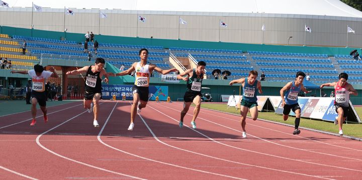 [서울=뉴시스] 2025 코리아오픈국제육상경기대회 남자부 100m 우승을 거둔 나마디 조엘진(왼쪽에서 세 번째). (사진=대한육상연맹 제공) *재판매 및 DB 금지