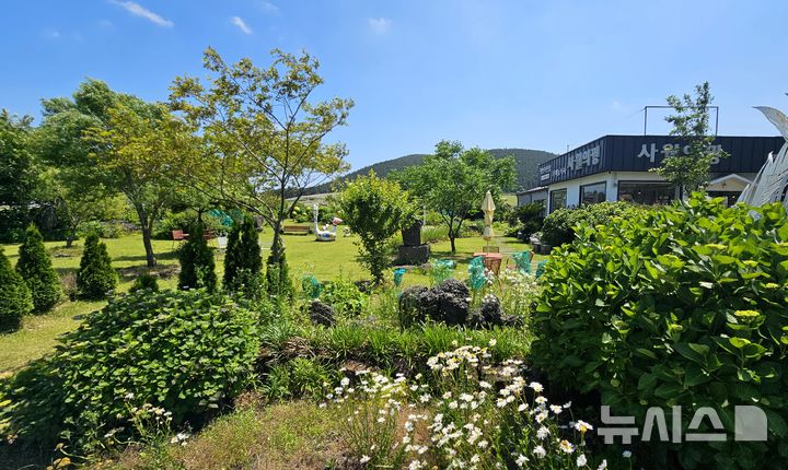 [제주=뉴시스] 임재영 기자 = 지난 3일 방문한 '사월의 꿩' 정원은 아기자기한 느낌이다. 음악치유, 꿩엿 체험프로그램, 돌봄농장 등과 연계한 생활 속 정원을 지향하고 있다. 2025.06.08. ijy788@newsis.com 