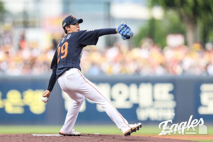 [서울=뉴시스] 프로야구 한화 이글스 황준서가 7일 광주-기아 챔피언스필드에서 열린 2025 신한 쏠뱅크 KBO리그 KIA 타이거즈와의 경기에 선발 등판해 공을 던지고 있다. (사진=한화 이글스 제공) 2025.06.07.