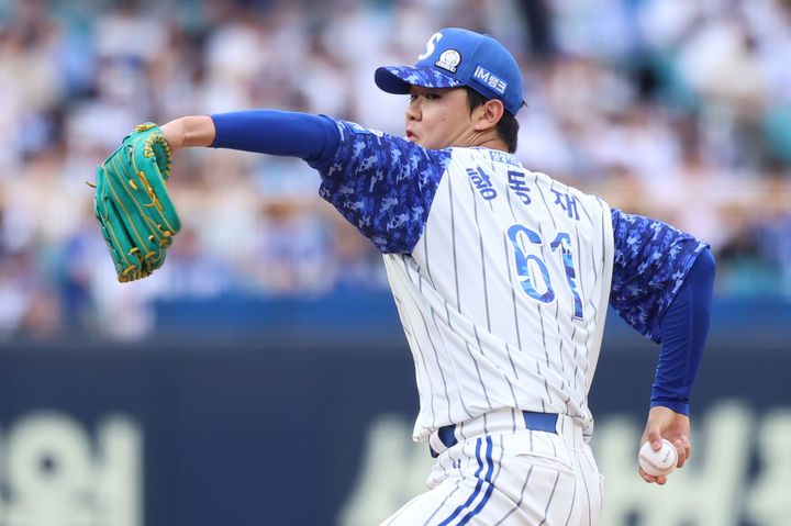 [서울=뉴시스] 프로야구 삼성 라이온즈 황동재가 7일 대구 삼성라이온즈파크에서 열린 2025 신한 쏠뱅크 KBO리그 NC 다이노스와의 경기에 나서 공을 던지고 있다. (사진=삼성 라이온즈 제공) 2025.06.07. *재판매 및 DB 금지