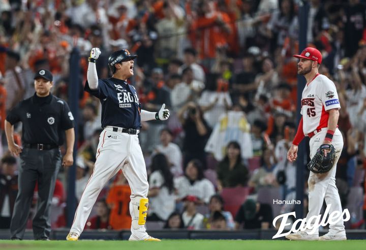 [서울=뉴시스] 프로야구 한화 이글스 이진영이 7일 광주-기아 챔피언스필드에서 열린 2025 신한 쏠뱅크 KBO리그 KIA 타이거즈와의 경기 연장 11회 안타를 친 뒤 환호하고 있다. (사진=한화 이글스 제공) 2025..06.07. *재판매 및 DB 금지