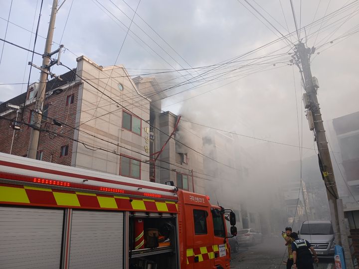 [구미=뉴시스] 다가구주택 가스폭발 화재. (사진=구미소방서 제공) 2025.06.07 photo@newsis.com *재판매 및 DB 금지