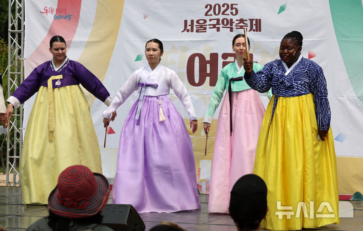 [서울=뉴시스] 이영환 기자 = 외국인들이 7일 오후 서울 종로구 광화문 앞 의정부지 역사유적광장에서 열린 서울국악축제에서 공연을 펼치고 있다. 2025.06.07. 20hwan@newsis.com