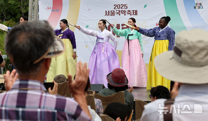 [서울=뉴시스] 이영환 기자 = 외국인들이 7일 오후 서울 종로구 광화문 앞 의정부지 역사유적광장에서 열린 서울국악축제에서 공연을 펼치고 있다. 2025.06.07. 20hwan@newsis.com