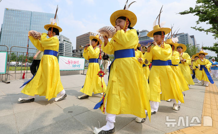 [서울=뉴시스] 이영환 기자 = 7일 오후 서울 종로구 광화문 앞 의정부지 역사유적광장에서 열린 서울국악축제에서 퍼레이드가 진행되고 있다. 2025.06.07. 20hwan@newsis.com