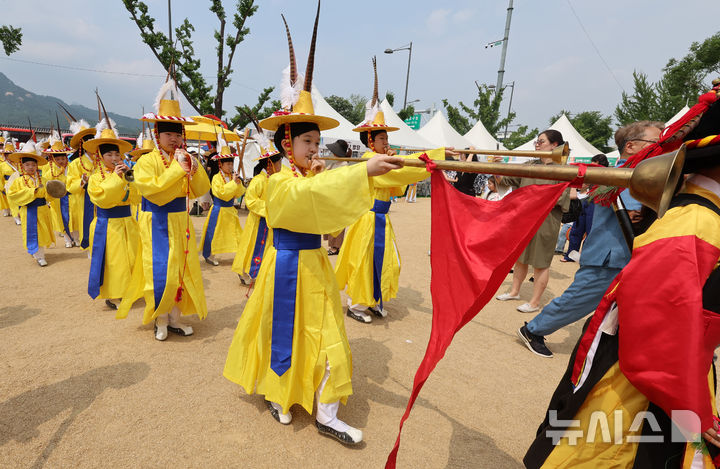 [서울=뉴시스] 이영환 기자 = 7일 오후 서울 종로구 광화문 앞 의정부지 역사유적광장에서 열린 서울국악축제에서 퍼레이드가 진행되고 있다. 2025.06.07. 20hwan@newsis.com