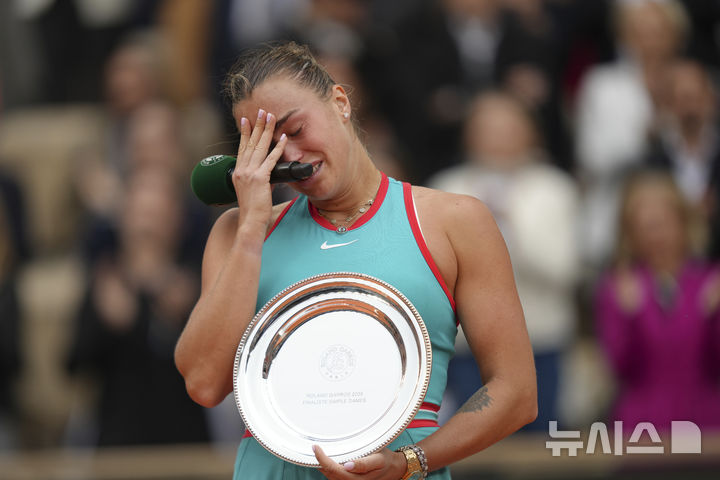 [파리=AP/뉴시스] 아리나 사발렌카(1위·벨라루스)가 7일(현지 시간) 프랑스 파리 롤랑가로스 스타디움에서 열린 프랑스오픈 여자 단식 준우승을 차지한 후 울먹이며 소감을 말하고 있다. 사발렌카는 결승전에서 코코 고프(2위·미국)에게 1-2(7-6 2-6 4-6) 역전패를 당해 준우승에 머물렀다. 사발렌카는 2023년 US오픈 결승에서도 고프에게 패하며 우승을 내준 바 있다. 2025.06.08.