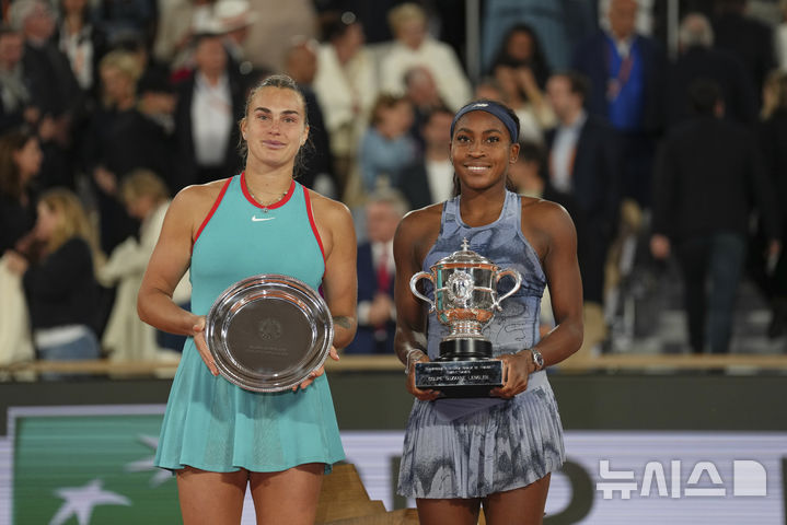 [파리=AP/뉴시스] 코코 고프(2위·미국, 오른쪽)가 7일(현지 시간) 프랑스 파리 롤랑가로스 스타디움에서 열린 프랑스오픈 여자 단식 정상에 올라 우승컵을 들고 아리나 사발렌카(1위·벨라루스)와 함께 기념 촬영하고 있다. 고프가 결승에서 사발렌카에게 2-1(6-7 6-2 6-4) 역전승을 거두고 생애 처음으로 프랑스 오픈 정상에 올랐다. 2025.06.08.