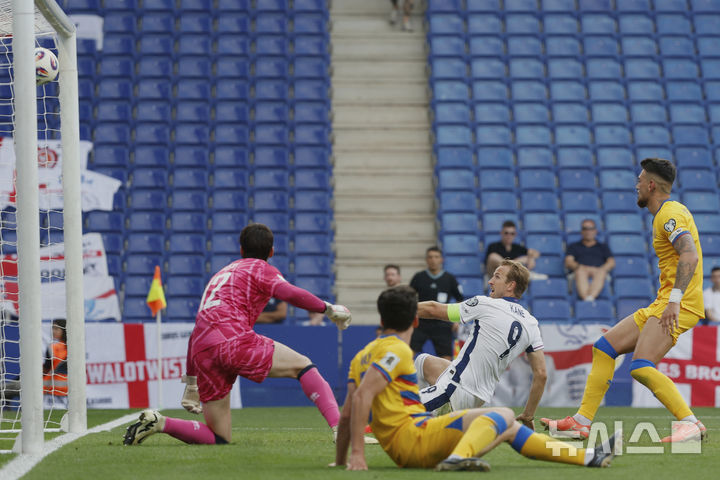 [바르셀로나=AP/뉴시스] 잉글랜드 축구 국가대표 공격수 해리 케인의 득점 장면. 2025. 06. 07.