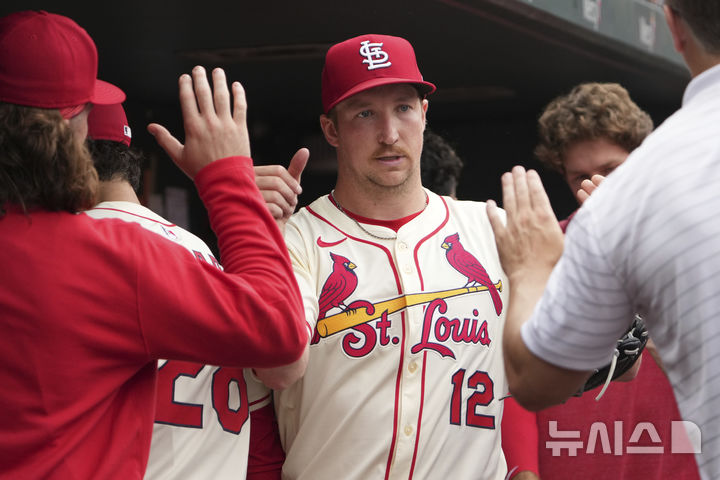 [세인트루이스=AP/뉴시스] 메이저리그(MLB) 세인트루이스 카디널스 선발 투수 에릭 페디가 8일(한국 시간) 미국 미주리주 세인트루이스의 부시스타디움에서 열린 2025 MLB LA 다저스와의 경기를 6회까지 무실점으로 막은 뒤 마운드를 내려오며 동료들의 격려를 받고 있다. 2025.06.08.
