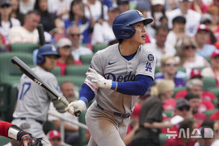 [세인트루이스=AP/뉴시스] 메이저리그(MLB) LA 다저스의 김혜성이 8일(한국 시간) 미국 미주리주 세인트루이스의 부시스타디움에서 열린 2025 MLB 세인트루이스 카디널스와의 경기 7회에 안타를 치고 있다. 2025.06.08.