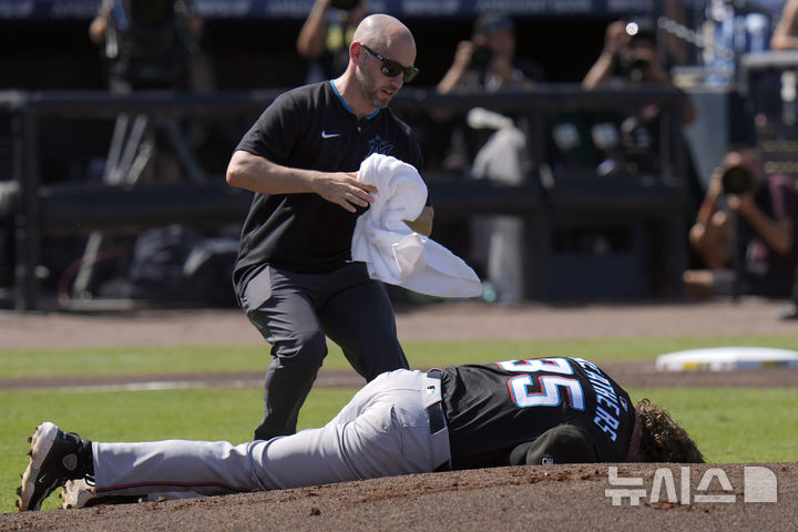[탬파=AP/뉴시스] 마이애미 말린스의 라이언 웨더스가 6월 8일(한국 시간) 탬파베이 레이스와의 경기를 앞두고 몸을 풀다 포수가 던진 공에 맞아 쓰러진 후 고통을 호소하고 있다. 2025.06.08