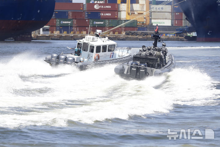 [가오슝=AP/뉴시스] 대만 해경이 중국의 이른바 ‘회색지대 전술’에 대응하기 위한 훈련을 지난 6월 8일 가오슝 인근 해상에서 실시 중이다. 2025.11.16.
