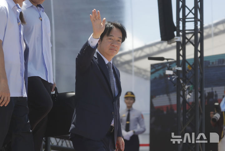 [가오슝=AP/뉴시스] ﻿﻿미국이 이달 1일부터 대만에 20%의 관세를 부과하기로 한 데 대해 라이칭더 대만 총통은 해당 조치는 ‘임시 세율’이며, 양측이 최종 합의에 도달할 경우 인하될 가능성이 있다고 밝혔다. 사진은 라이 총통이 지난 6월 8일 가오슝 인근에서 해상훈련 참석자들을 향해 손을 흔드는 모습. 2025.08.01