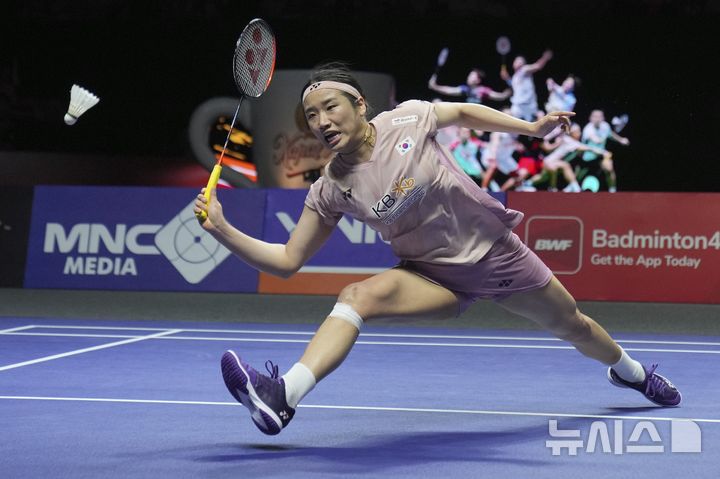 [자카르타=AP/뉴시스] 안세영(1위)이 8일(현지시간) 인도네시아 자카르타 이스토라 스타디움에서 열린 세계배드민턴연맹(BWF) 월드투어 슈퍼 1000 인도네시아 오픈 여자 단식 결승에서 왕즈이(2위·중국)와 경기하고 있다. 안세영이 2-1(13-21 21-19 21-15)로 역전승을 거두고 4년 만에 정상을 탈환했다. 2025.06.08.