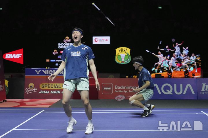 <font style="vertical-align: inherit;"><font style="vertical-align: inherit;">[자카르타=AP/뉴시스] 김원호(오른쪽)와 서승재가 8일(현지 시간) 인도네시아 자카르타 이스토라 스타디움에서 열린 2025 세계배드민턴연맹(BWF) 월드투어 슈퍼 1000 인도네시아오픈 남자복식 결승에서 사바르 카르야만 구타마-모 레자 파흘레비 이스파하니 조(인도네시아)를 꺾고 기뻐하고 있다. 김원호-서승재가 2-1(18-21 21-19 21-12)로 역전승을 거두고 우승을 차지했다. 2025.06.09.</font></font>