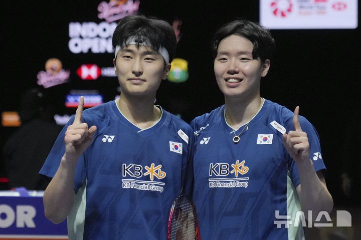 <font style="vertical-align: inherit;"><font style="vertical-align: inherit;">[자카르타=AP/뉴시스] 김원호(왼쪽)와 서승재가 8일(현지 시간) 인도네시아 자카르타 이스토라 스타디움에서 열린 2025 세계배드민턴연맹(BWF) 월드투어 슈퍼 1000 인도네시아오픈 남자복식 결승에서 사바르 카르야만 구타마-모 레자 파흘레비 이스파하니 조(인도네시아)를 꺾고 세리머니를 하고 있다. 김원호-서승재가 2-1(18-21 21-19 21-12)로 역전승을 거두고 우승을 차지했다. 2025.06.09.</font></font>
