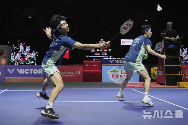 [자카르타=AP/뉴시스] 김원호(왼쪽)와 서승재가 8일(현지 시간) 인도네시아 자카르타 이스토라 스타디움에서 열린 2025 세계배드민턴연맹(BWF) 월드투어 슈퍼 1000 인도네시아오픈 남자복식 결승에서 사바르 카르야만 구타마-모 레자 파흘레비 이스파하니 조(인도네시아)와 경기하고 있다. 김원호-서승재가 2-1(18-21 21-19 21-12)로 역전승을 거두고 우승을 차지했다. 2025.06.09.