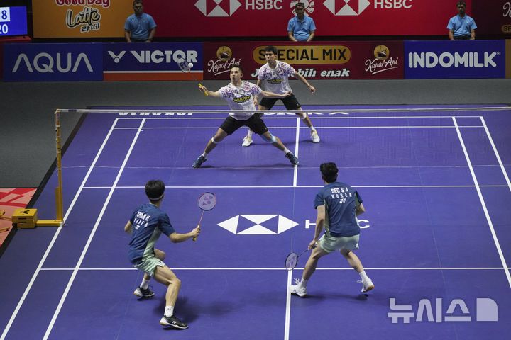 <font style="vertical-align: inherit;"><font style="vertical-align: inherit;">[자카르타=AP/뉴시스] 김원호(왼쪽 첫번째)와 서승재가 8일(현지 시간) 인도네시아 자카르타 이스토라 스타디움에서 열린 2025 세계배드민턴연맹(BWF) 월드투어 슈퍼 1000 인도네시아오픈 남자복식 결승에서 사바르 카르야만 구타마-모 레자 파흘레비 이스파하니 조(인도네시아)와 경기하고 있다. 김원호-서승재가 2-1(18-21 21-19 21-12)로 역전승을 거두고 우승을 차지했다. 2025.06.09.</font></font>