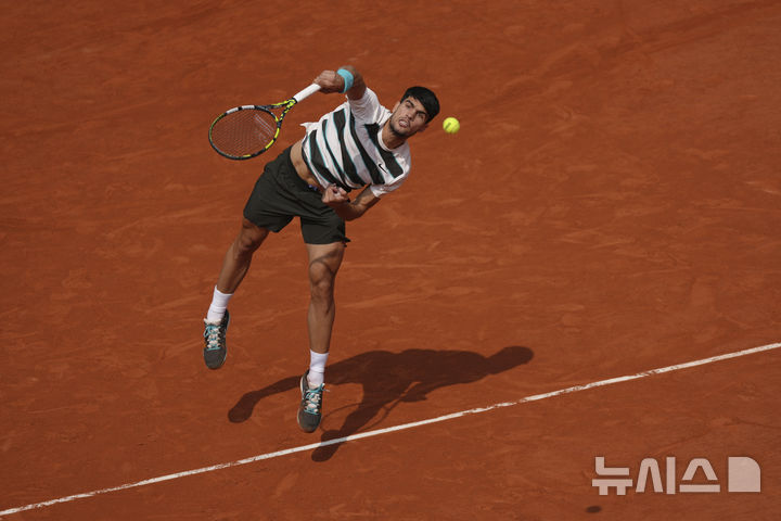 [파리=AP/뉴시스] 카를로스 알카라스(2위·스페인)가 8일(현지 시간) 프랑스 파리 롤랑가로스에서 열린 프랑스오픈 남자 단식 결승전에서 얀니크 신네르(1위·이탈리아)와 경기하고 있다. 알카라스는 신네르와 5시간 29분 대접전 끝에 3-2(4-6 6-7 6-4 7-6 7-6) 역전승을 거두고 대회 2연패를 달성했다. 2025.06.09.