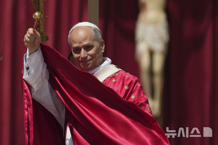 [바티칸=AP/뉴시스] 레오 14세 교황은 8일(현지 시간) 바티칸 성 베드로 광장에서 집전한 미사에서 "민족 간 경계를 열고 계층과 인종간 장벽을 무너뜨려야 한다"고 말했다. 사진은 레오 14세 교황이 이날 미사에서 성수를 뿌리는 모습. 2025.06.08.