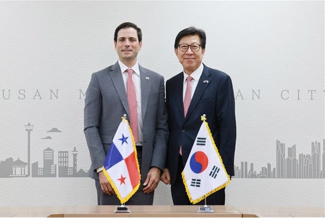 [부산=뉴시스] 박형준 시장(오른쪽)은 디에고 비야누에바 주한 파나마 대사를 시청 국제의전실에서 접견하고 있다. (사진=부산시 제공) 2025.06.08. photo@newsis.com *재판매 및 DB 금지