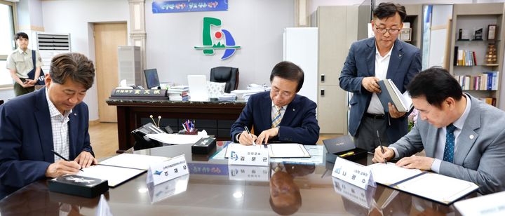 세계지질공원 청소년 교육 활성화 업무협약하는 단양군, 단양교육지원청, 소백산국립공원북부사무소. *재판매 및 DB 금지