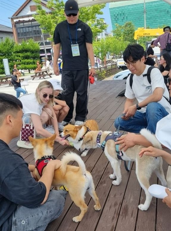 '멍멍이랑 군산에서의 하루, 멍군의 하루' 프로그램 참여자들 (사진=군산시 제공) *재판매 및 DB 금지