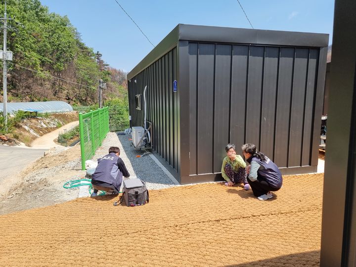 [안동=뉴시스] 산불 피해 지역 임시주택에서 수질 검사가 진행되고 있다. (사진=경북도 제공) 2025.06.08 photo@newsis.com *재판매 및 DB 금지