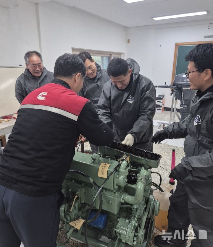 [창원=뉴시스]경상남도 귀어학교 '심화과정' 교육 현장 모습.(사진=경남도 제공) 2025.06.08.photo@newsis.com