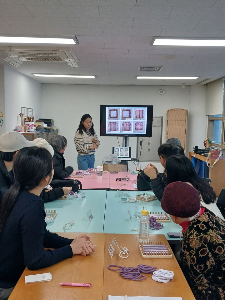 [서울=뉴시스] 정신건강 재활프로그램_공예활동. 2025.06.08. (사진=중구 제공) *재판매 및 DB 금지