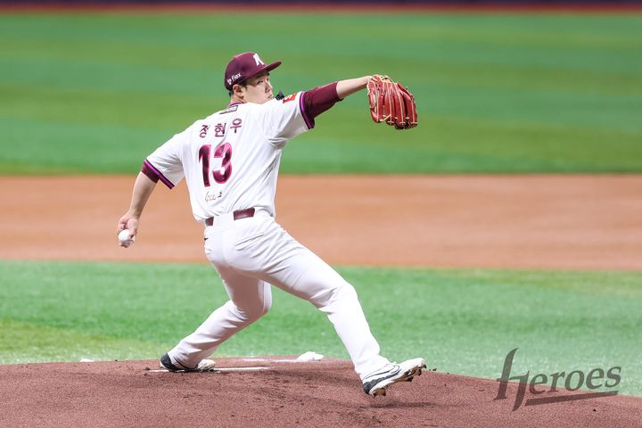 [서울=뉴시스] 프로야구 키움 히어로즈의 정현우가 4월6일 서울 고척스카이돔에서 열린 2025 신한 쏠뱅크 KBO리그 NC 다이노스와의 경기에 선발 등판해 공을 던지고 있다. (사진=키움 히어로즈 제공) 2025.04.06. *재판매 및 DB 금지