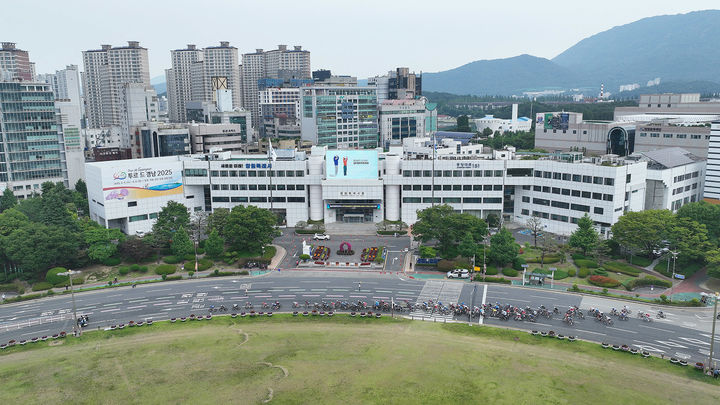 [창원=뉴시스] 강경국 기자 = 경상남도가 주최한 국제도로사이틀대회 '투르 드 경남 2025'에 참가한 선수들이 8일 경남도청광장 일원에서 열린 창원 구간을 질주하고 있다. (사진=창원시청 제공). 2025.06.08. photo@newsis.com *재판매 및 DB 금지