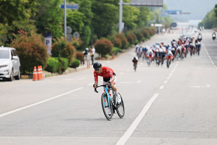 [창원=뉴시스] 강경국 기자 = 경상남도가 주최한 국제도로사이틀대회 '투르 드 경남 2025'에 참가한 선수들이 8일 경남도청광장 일원에서 열린 창원 구간을 질주하고 있다. (사진=창원시청 제공). 2025.06.08. photo@newsis.com *재판매 및 DB 금지
