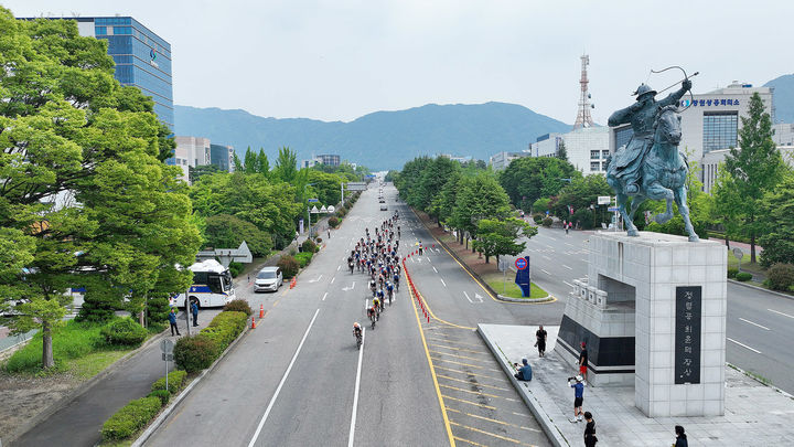 [창원=뉴시스] 강경국 기자 = 경상남도가 주최한 국제도로사이틀대회 '투르 드 경남 2025'에 참가한 선수들이 8일 경남도청광장 일원에서 열린 창원 구간을 질주하고 있다. (사진=창원시청 제공). 2025.06.08. photo@newsis.com *재판매 및 DB 금지