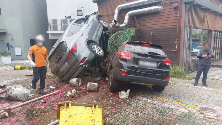 [부산=뉴시스] 8일 오전 부산 해운대구의 한 마트 주차장에서 SUV차량이 후진하다 승용차를 들이받고 돌진하는 사고가 발생했다. (사진=부산경찰청 제공) 2025.06.08. photo@newsis.com *재판매 및 DB 금지