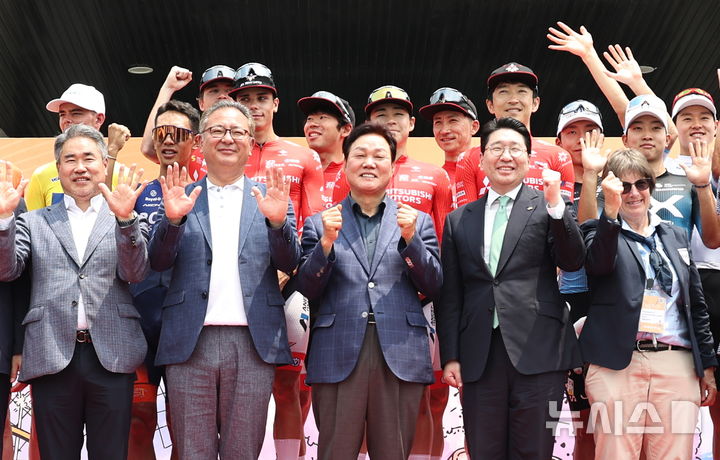 [창원=뉴시스]박완수(앞줄 가운데) 경남도지사가 8일 도청광장에서 열린 경남도 주최 국제도로사이클대회 '투르 드 경남 2025' 종합시상식 및 폐회식에 참석한 부문별 우승 선수 및 주요 인사들과 기념촬영하고 있다.(사진=경남도 제공) 2025.06.08. photo@newsis.com