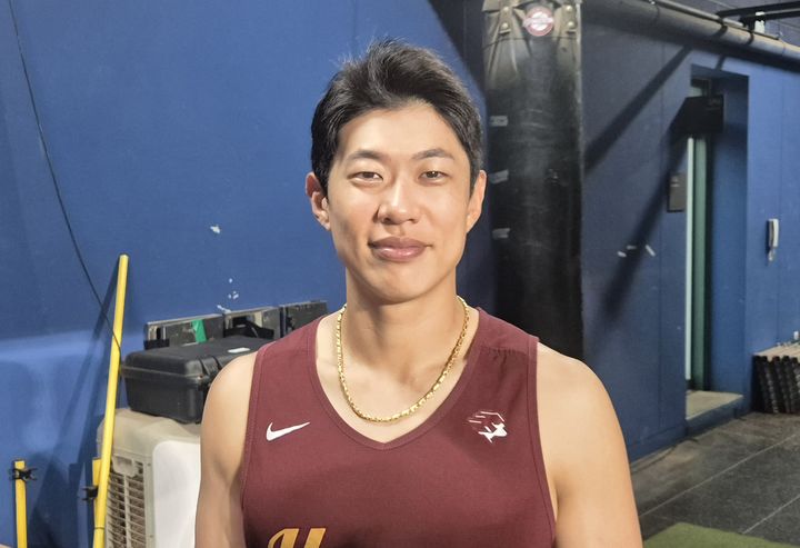 [서울=뉴시스] 문채현 기자 ] 프로야구 키움 히어로즈 송성문이 8일 고척스카이돔에서 열린 2025 신한 쏠뱅크 KBO리그 LG 트윈스와의 경기를 앞두고 취재진과 인터뷰를 하고 있다. 2025.06.08. dal@newsis.com *재판매 및 DB 금지