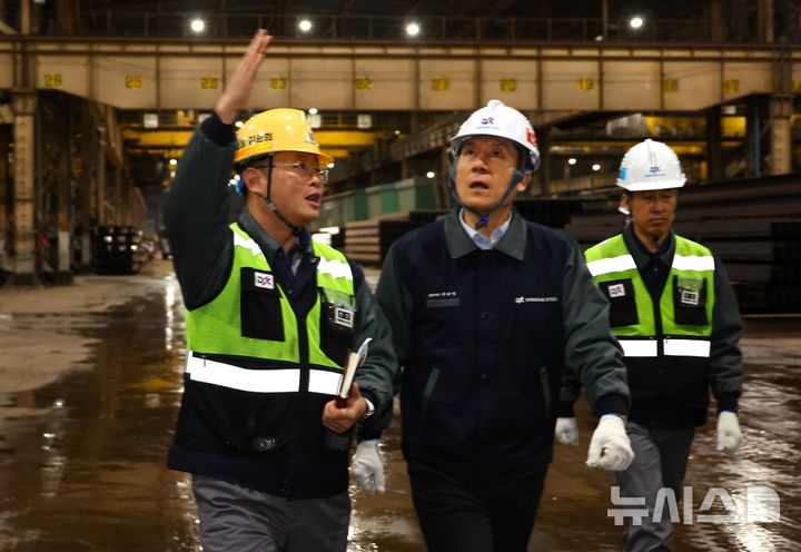 [포항=뉴시스] 송종욱 기자 = 이강덕 경북 포항시장은 철강·이차전지 산업 위기 극복을 위해 산업통상자원부에 산업위기선제대응지역 지정과 철강산업지원법·특별지원법 제정을 건의했다. 사진은 지난해 12월 철강 위기 극복을 위해 동국제강 현장을 둘러보는 이 시장. 2025.06.08. photo@newsis.com