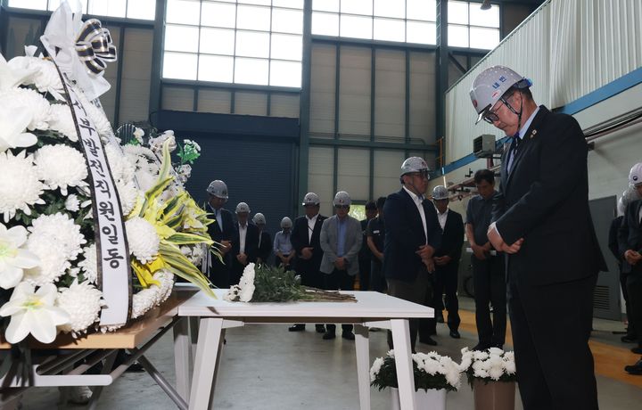 [서울=뉴시스] 우원식 국회의장이 8일 한국서부발전 태안화력발전소에서 숨진 노동자 고(故) 김충현씨를 추모하며 "신속하게 진상을 조사해서 책임 소재를 규명하고 재발 방지 방안을 마련하겠다"고 밝혔다. (사진=국회 제공) 2025.06.08. photo@newsis.com *재판매 및 DB 금지
