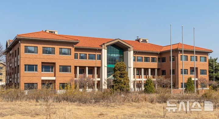 [의정부=뉴시스] 경기 의정부시 반환 미군기지 캠프 레드클라우드(CRC) 내부에 남아 있는 사령부 건물.(사진=의정부시 제공)photo@newsis.com